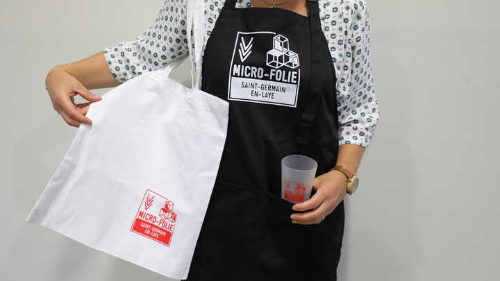Exemple de customisation de tote bag et gobelet sérigraphiés avec le logo Micro-Folie