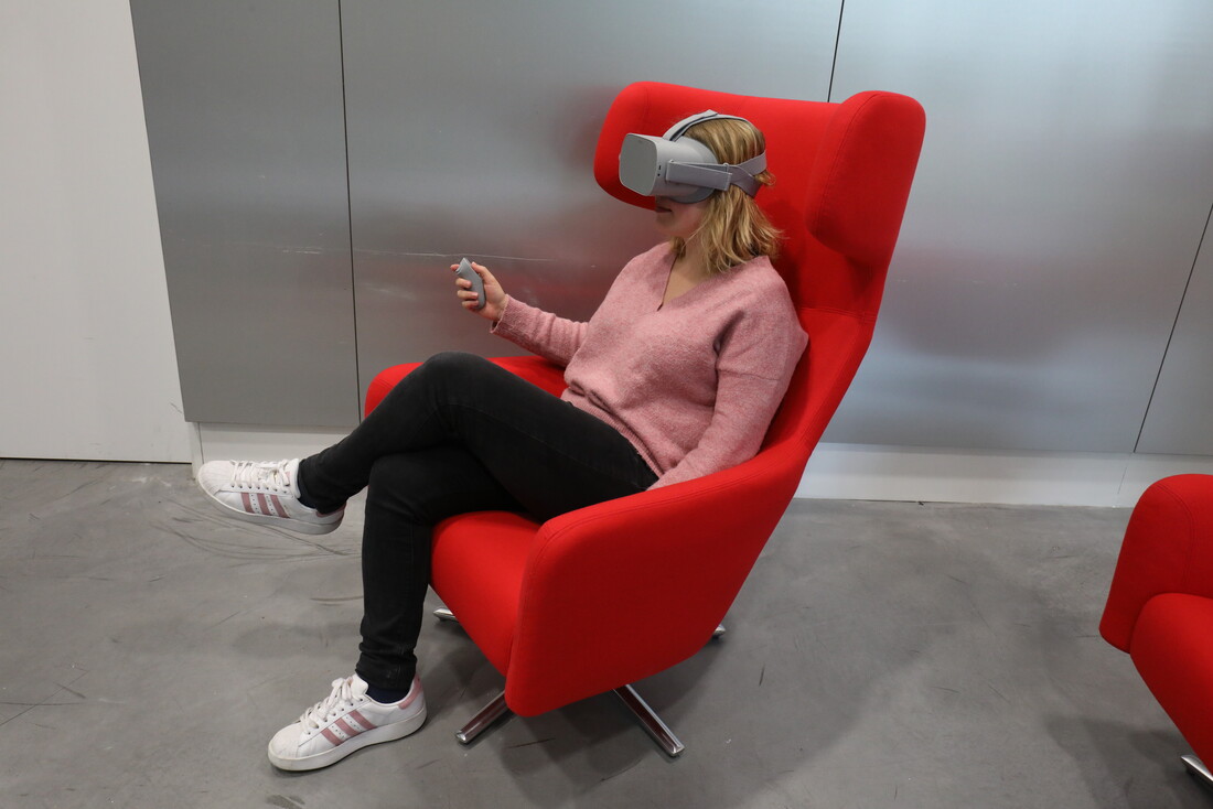 Fauteuil avec le casque de réalité virtuelle Fauteuil avec le casque de réalité virtuelle