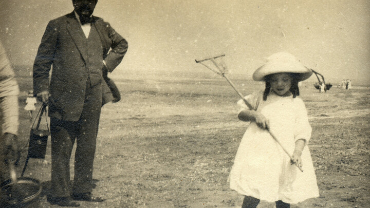 Claude Debussy et Chouchou sur la plage d'Houlgate