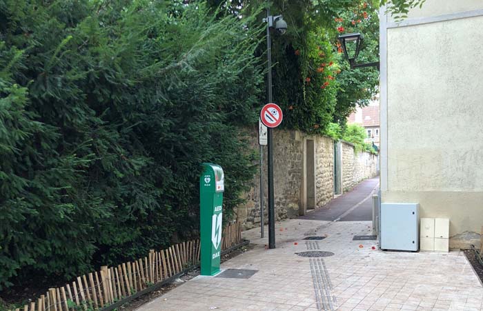 Installation d'un défibrillateur cour Larcher